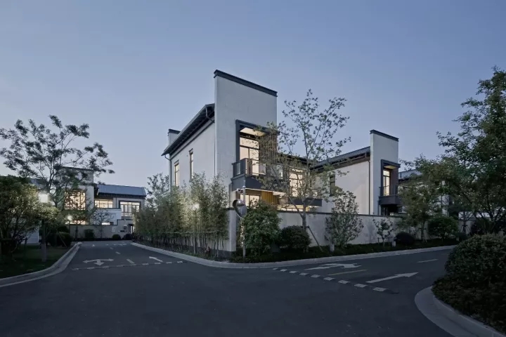 院内景观对公共区域可见，，，，，，，，但并不滋扰使用者的私密需求