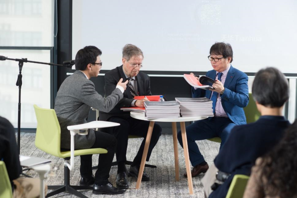 哈佛布斯克茨教授、杨丁亮先生与70net永乐高集团总修建师黄向明现场书籍签发